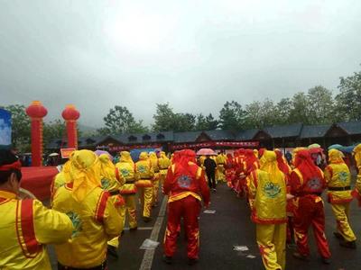 第六屆燕子山“槐花節”萬人徒步越花海 共賞生態公園觀光盛景